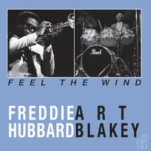 Schwarzer Text: "FEEL THE WIND" und "FREDDIE HUBBARD ART BLAKEY". Zwei Musiker mit Trompete und Schlagzeug.