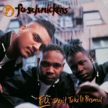 Text: "fu-schnickens", "F.U. 'Don't Take It Personal'." Drei Personen schauen in die Kamera, Gebäude im Hintergrund.