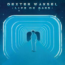 Text: „DEXTER WANSEL LIFE ON MARS“. Illustration eines Mannes im Anzug in einem blauen, futuristischen Tunnel.
