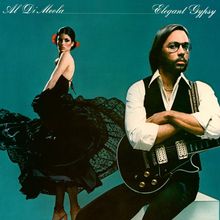 „Al Di Meola“, „Elegant Gypsy“ in stilvoller Schrift. Ein Mann mit Gitarre, verschränkt die Arme. Tänzerin im schwarzen Kleid.