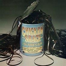 "Dicke gelbe Schrift: 'CHICKEN SHACK IN THE CAN', Tonband ragt aus geöffneter Dose, mehrere Musiker aufgelistet."
