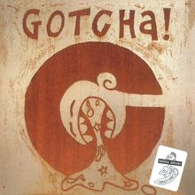 Text: "GOTCHA!" Ein stilisiertes, abstraktes Symbol mit einem großen roten Kreis und verschnörkelten Formen im Inneren.