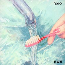 Texte: "YMO" oben rechts, "BGM" unten rechts. Eine Illustration zeigt eine Zahnbürste unter fließendem Wasser.