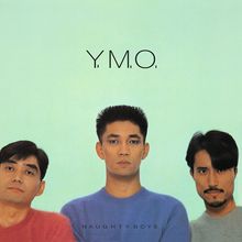 Texts: "Y.M.O." und "NAUGHTY BOYS". Drei Männer vor einem hellen Hintergrund, tragen farbige Pullover.