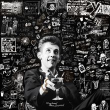 Texte: "PEACE AND LOVE", "YAWN", "UNBREAKABLE", "IN SEARCH OF THE ETERNAL BUZZ", "TIPPERARY". Schwarz-weiß Illustration einer Person.