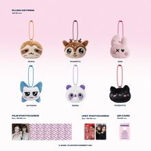 Texte: "Plush Keyring", "Film Photocards", "Unit Photocards", "QR Card", Namen: "RUKA", "PHARITA", "ASA", "AHYEON", "RORA", "CHIQUITA". Sechs Plüsch-Schlüsselanhänger, Fotokarten.