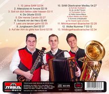 Dreizehn Liedtitel mit Dauer, darunter „10 Jahre SAM“ und „Wildkogelhausboarischer“. Drei junge Männer mit Instrumenten.