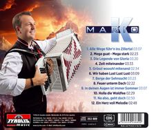 Liste von Liedern, daneben steht ein Mann mit Akkordeon, lächelnd vor einem feurigen Bergpanorama.