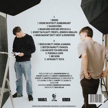 Eine Trackliste mit zwölf Titeln und beteiligten Künstlern. Zwei Männer sind in einem Fotostudio beschäftigt. Logos sind sichtbar.