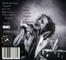 Text: Songtitel wie "The Seeds of your Sorrow", "Pleasing Me". Schwarz-weiß Foto einer Frau, die leidenschaftlich singt.