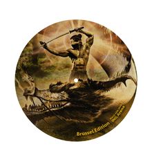 "Brussel Edition, March 15th 2016, ING Arena." Illustration eines Kriegers mit Schwert über einem Drachenkopf.