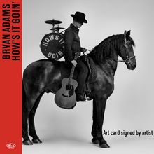 "BRYAN ADAMS HOW'S IT GOIN'" steht links. Ein Mann sitzt auf einem Pferd mit Gitarre und Trommel, schwarz-weiß.
