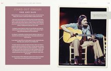 Text: "Stand Out Singles: Fire and Rain." 
Foto von einem Mann, der Gitarre spielt, auf der Bühne sitzend.