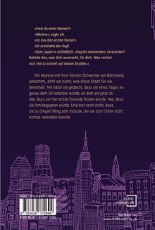 Zitate über Namen und Identität. Text über Morenas Ankunft in einer Stadt. Skyline Zeichnung am unteren Rand.