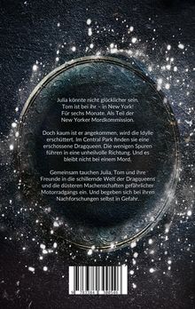 Text über Julia und Tom in New York, Mordkommission, Dragqueens. Untergrund: Textur mit funkelnden Partikeln.
