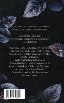 „Wen kümmert schon das Ende einer bittere, glanzlosen Geschichte?“ Text über düstere Themen und dunkelblaue Blätter mit roten Tropfen.