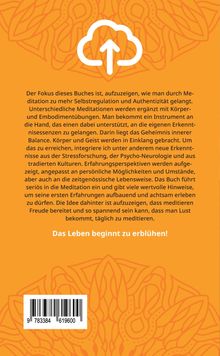 Ein weißes Wolkenlogo mit Pfeil, darunter Text über Meditation und persönliche Entfaltung auf orangefarbenem Hintergrund.