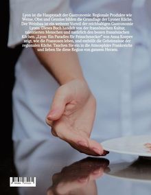 Ein Text beschreibt Lyon als Hauptstadt der Gastronomie. Eine Hand präsentiert ein Gericht auf einem weißen Teller.