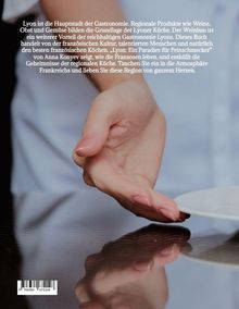Text: Beschreibung der Lyoner Küche und deren Vorteile. Hintergrund zeigt eine Hand auf einem Tisch mit weißem Teller.
