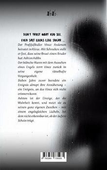 DON'T TRUST WHAT YOU SEE. EVEN SALT LOOKS LIKE SUGAR. Ein verschwommenes Gesicht hinter Glas mit Wassertropfen.