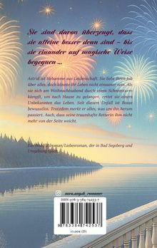 Feuerwerk am Himmel über einem ruhigen winterlichen See mit schneebedeckten Bäumen und einem Balkon im Vordergrund.