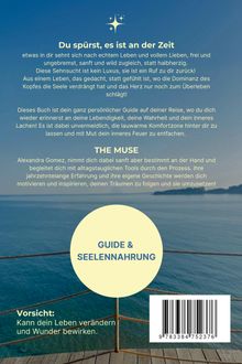 Ein Text fordert dazu auf, das Leben voll zu spüren. Ein Buch bietet Anleitung und Inspiration. Meereshintergrund.