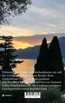 „Während die Mutter auf Hochzeitsreise ist...“ Text über Landschaft am Gardasee bei Sonnenuntergang mit Bäumen und Bergen.