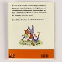 Text: Hermine Hase, Baldo Bär und Ringo Regenwurm gehen gemeinsam in den Kindergarten. Der Weg ist nicht weit und steckt doch voller Abenteuer, besonders wenn ein Stein in Wirklichkeit ein Elefant ist und das Taschentuch am Wegesrand ein riesiger Vogel. Ein fröhliches Bilderbuch über die kindliche Fantasie. Illustration: Ein Hase, ein Bär und ein Regenwurm fröhlich gemeinsam auf einer Wiese.