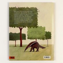 Ein lustiges Bilderbuch über Ordnung. Illustration: Ameisenbär läuft unter Bäumen im Wald.