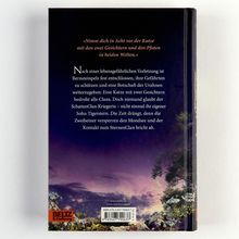 »Nimm dich in Acht vor der Katze mit den zwei Gesichtern und den Pfoten in beiden Welten.« Hintergrund: Abendhimmel, Bäume.