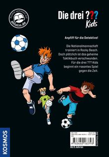 "Die drei ??? Kids. Anpfiff für die Detektive! Nationalmannschaft trainiert, Taktikbuch verschwunden, rasantes Spiel." Illustration zeigt drei spielende Kinder mit Fußbällen.