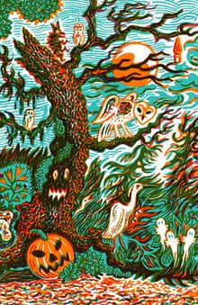 Illustration: Ein unheimlicher Baum mit einem grimmigen Gesicht, Kürbis, Eulen, Geistern und einem leuchtend orangefarbenen Mond.