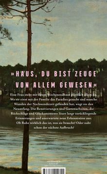 »HAUS, DU BIST ZEUGE VON ALLEM GEWESEN«. Ein Baum vor einem ruhigen See und bewaldetem Hintergrund.