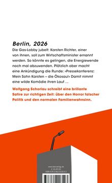 **Berlin, 2026**: Eine Geschichte über Politik, Familie und Satire. Unten ein orangefarbener Bereich mit einem Podium und Mikrofon.