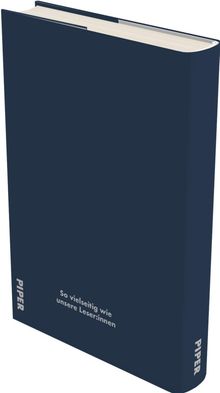 Ein dunkelblaues Buch mit dem Text: „So vielseitig wie unsere Leser:innen“. Der Buchrücken zeigt das Wort „PIPER“.