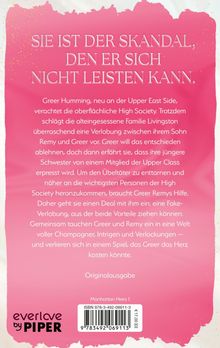 „SIE IST DER SKANDAL, DEN ER SICH NICHT LEISTEN KANN.“ Ein romantischer Text auf rosa Hintergrund mit goldenen Punkten.
