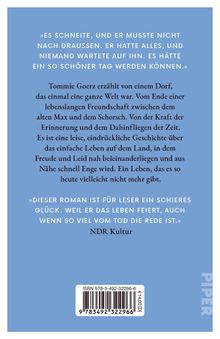 Blauer Hintergrund, Zitat: „Es schneite [...]“. Inhalt über ein Dorf, Freundschaft, Erinnerungen. NDR Kultur lobt den Roman. ISBN unten.