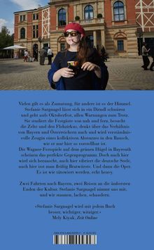Eine Frau mit roter Baskenmütze und Sonnenbrille steht vor einem historischen Gebäude, raucht und hält Snacks.
