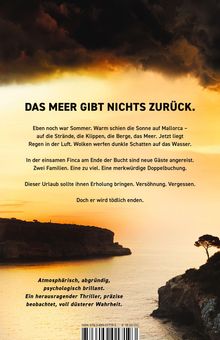 "DAS MEER GIBT NICHTS ZURÜCK." Dunkler Himmel über einer Felsküste bei Sonnenuntergang, stürmische Atmosphäre.