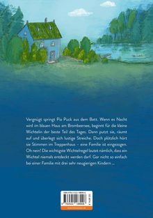 Ein blaues Haus am See, umgeben von Bäumen. Text: Pia Puck erlebt Abenteuer, muss unentdeckt bleiben, neue Familie zieht ein.