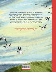 Möwen fliegen über eine Küstenlandschaft. Text beschreibt Streit zwischen Möwen und Schafen und Thema von Freundschaft.