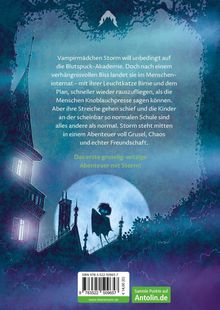 Text: Vampirmädchen Storm will auf die Blutspuck-Akademie, erlebt aber Abenteuer im Menscheninternat.  
Illustration: Nacht, Silhouetten eines Mädchens mit Flügeln vor Mond auf Dach.