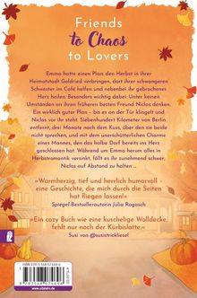 Es ist ein Buchrückseite mit dem Titel „Friends to Chaos to Lovers“. Die Farben sind herbstlich, mit einem Dorf im Hintergrund.