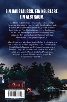 Dunkler Himmel, Bäume und ein See. Ein rotes Haus mit Steg und roten Stühlen. Stimmung ist ruhig und geheimnisvoll.