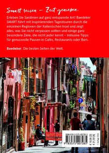 "Smart reisen – Zeit genießen. Erleben Sie Sardinien auf ganz entspannte Art!" Text auf rotem Hintergrund. Darunter eine belebte, enge Gasse mit bunten Gebäuden und Menschen.