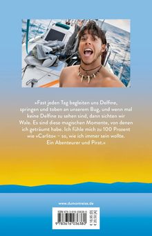 „Fast jeden Tag begleiten uns Delfine... Ein Abenteurer und Pirat.“ Ein Mann auf einem Segelboot, fröhlich und energiegeladen.
