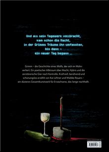 Ein digital verzerrter Text über Nacht und neue Anfänge. Darunter: Ein umgeworfenes Glas, eine Flasche und ein blutiger Hammer.