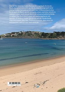 Text beschreibt ein Buch über Auswandern nach Spanien, aus deutscher Perspektive. Im Hintergrund: Strand und Wasser.