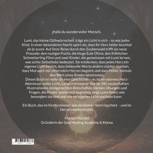 Ein Text voller Herz, Liebe und Stärke. Hintergrund: Dunkler Himmel mit leuchtenden Sternen, ein Glühwürmchen unten.