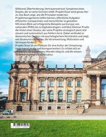 Text: Beschreibung eines Buches namens "Projekt:Staat" von Dietmar Prudix über modernes Projektmanagement und staatliche Herausforderungen. Im Hintergrund ist ein klassisches Gebäude mit Kuppel, das an den Reichstag erinnert, vor einem blauen Himmel zu sehen.